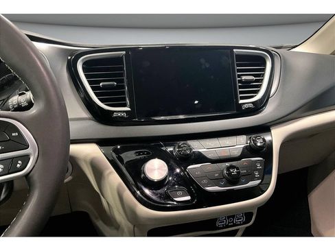 Used 2024 Chrysler Pacifica Touring-L FWD image 8