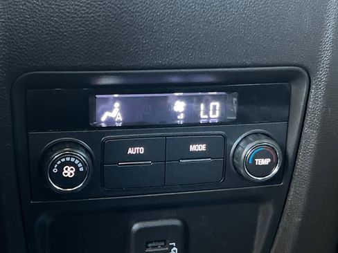 Used 2022 Buick Enclave Essence image 14