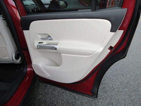 Used 2022 Mercedes-Benz GLB 250 4MATIC image 28