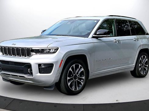 Certified 2022 Jeep Grand Cherokee Overland w/ Luxury Tech Group IV AWD/4WD image 4