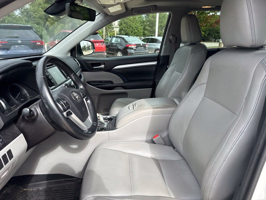 Used 2017 Toyota Highlander XLE AWD/4WD image 13