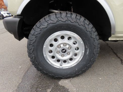 New 2025 Ford Bronco Base image 9