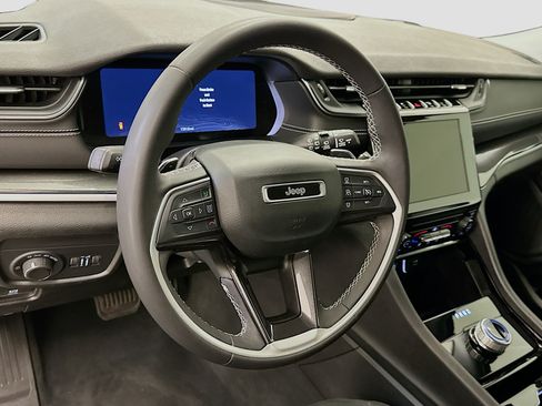 Used 2023 Jeep Grand Cherokee Laredo AWD/4WD image 18