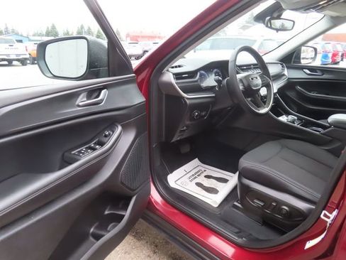 Used 2023 Jeep Grand Cherokee Laredo w/ Luxury Tech Group I image 17