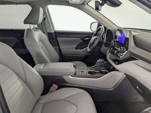 Used 2023 Toyota Highlander XLE AWD/4WD image 29