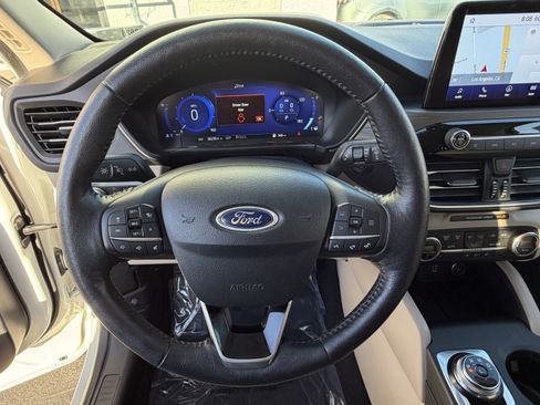 Used 2020 Ford Escape Titanium image 15