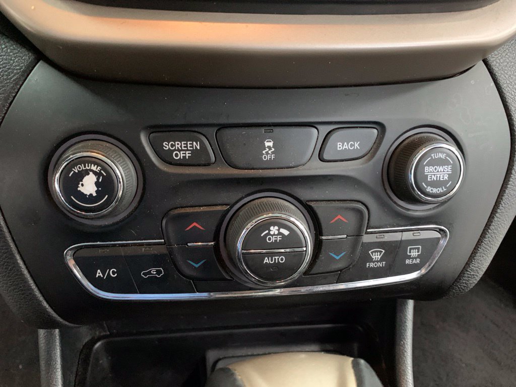 Used 2017 Jeep Cherokee Limited w/ Luxury Group AWD/4WD image 23