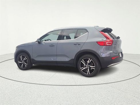 Used 2023 Volvo XC40 B5 Plus image 5