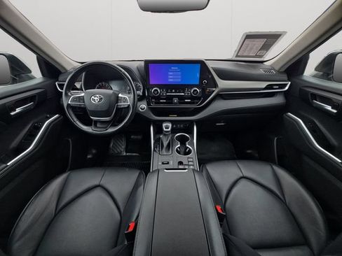 Used 2023 Toyota Highlander XLE FWD image 18