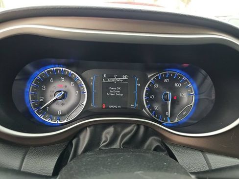 Used 2018 Chrysler Pacifica Touring-L FWD image 7