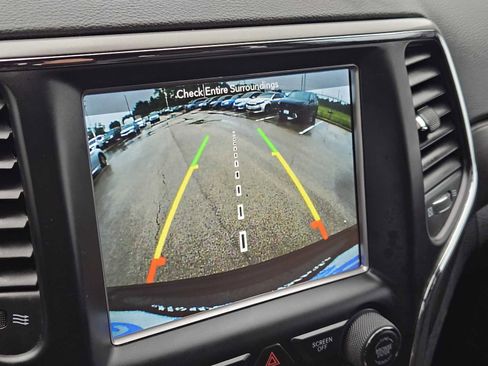 Used 2018 Jeep Grand Cherokee Altitude AWD/4WD image 18