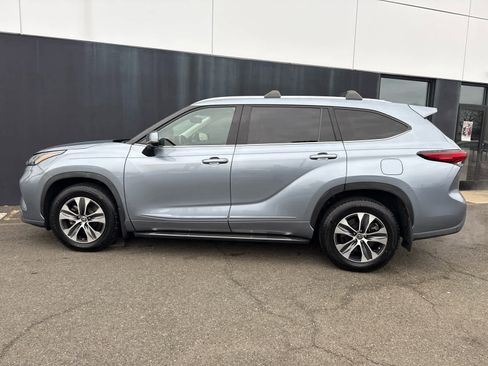 Used 2022 Toyota Highlander XLE image 2
