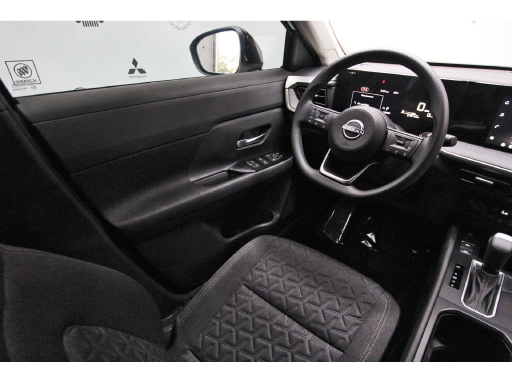 Used 2026 Nissan Kicks SV w/ SV Premium Package FWD image 8