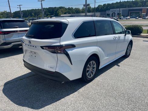 Used 2025 Toyota Sienna XLE FWD image 16