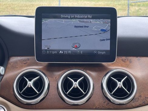 Used 2018 Mercedes-Benz GLA 250 4MATIC image 20