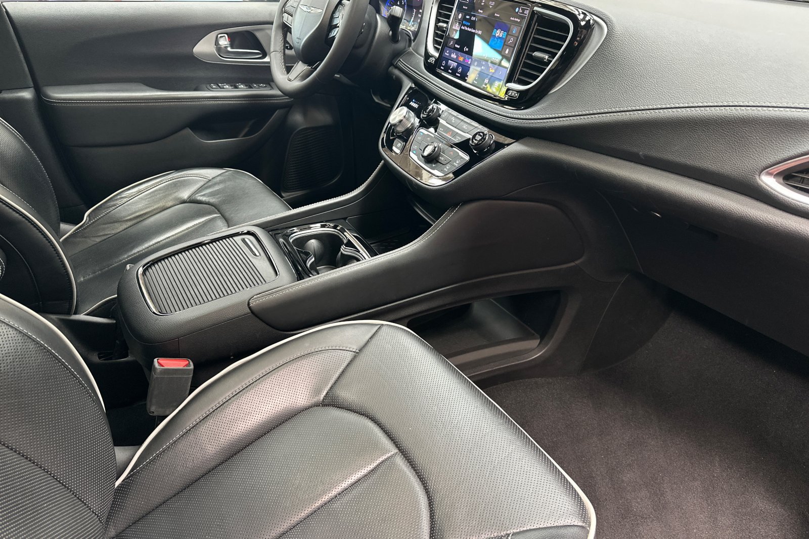 Used 2025 Chrysler Pacifica Limited FWD image 22