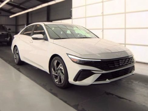 Certified 2026 Hyundai Elantra Limited FWD image 3