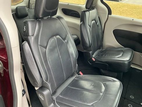 Used 2018 Chrysler Pacifica Limited w/ Tire & Wheel Group image 18