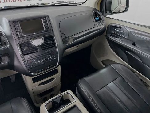 Used 2014 Chrysler Town & Country Touring image 22
