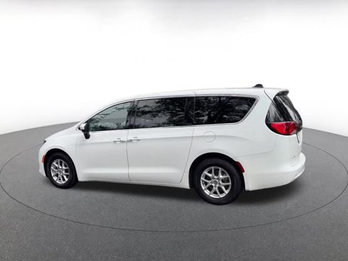 Used 2022 Chrysler Voyager LX image 10