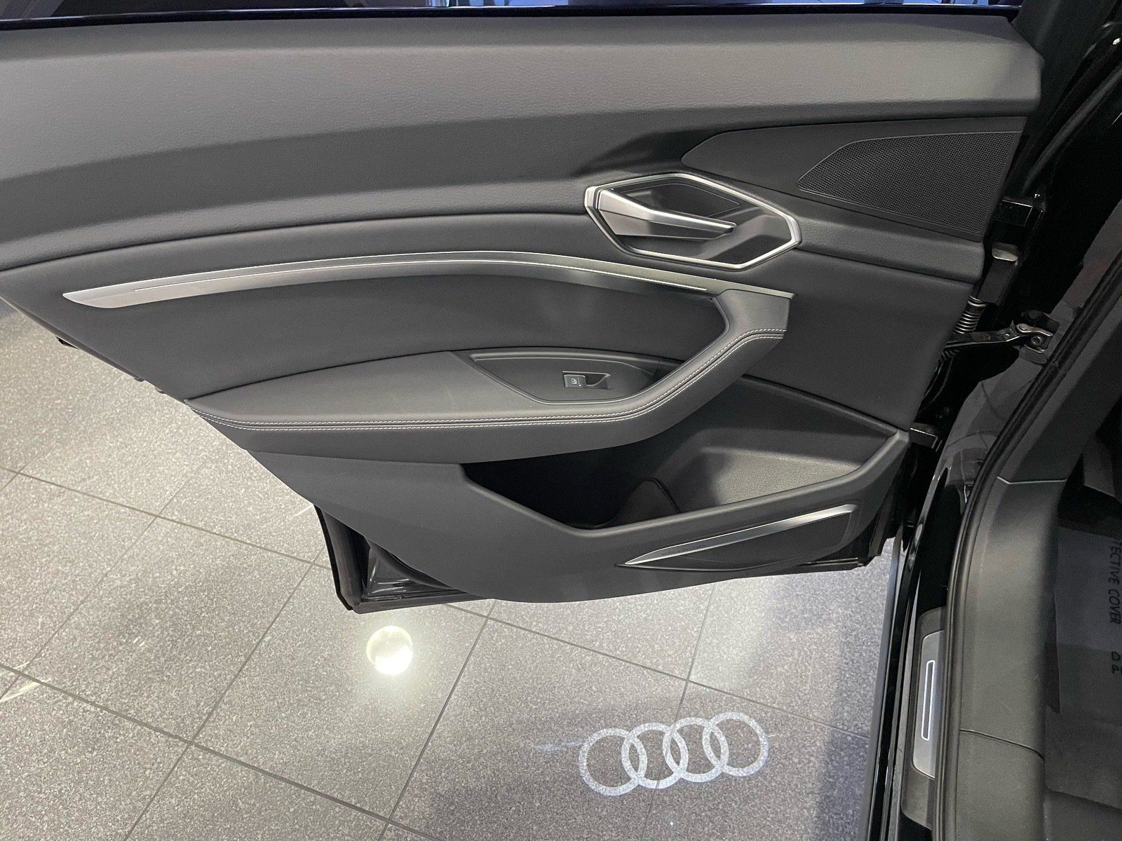 Used 2024 Audi Q8 e-tron Premium Plus w/ Premium Plus Package AWD/4WD image 31