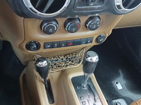 Used 2013 Jeep Wrangler Unlimited Sahara w/ Connectivity Group AWD/4WD image 34