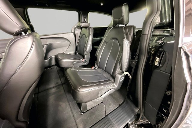 Used 2026 Chrysler Pacifica Select FWD image 18