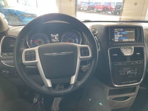 Used 2016 Chrysler Town & Country Touring image 34