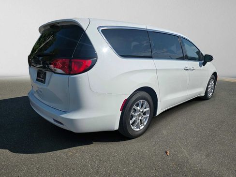 Used 2023 Chrysler Voyager LX FWD image 3