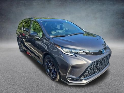 Used 2025 Toyota Sienna XSE FWD image 8