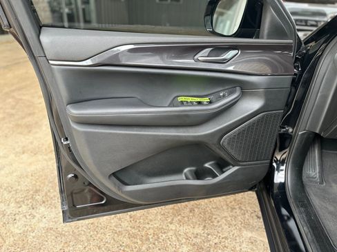 Used 2023 Jeep Grand Cherokee Altitude image 27