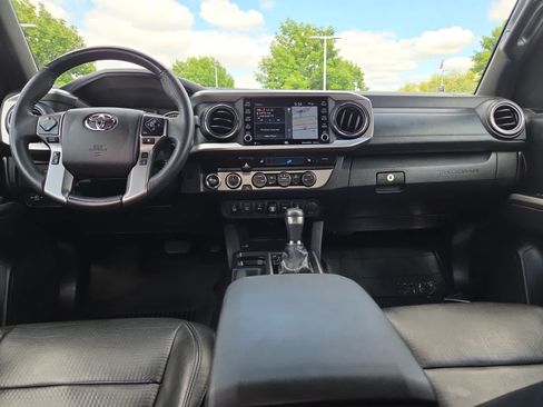 Used 2022 Toyota Tacoma Limited w/ Black Out Package (TMS) AWD/4WD image 18