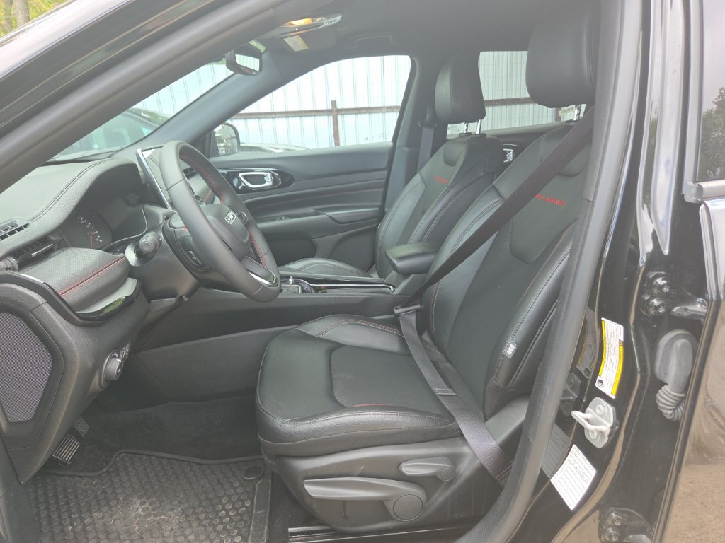 Used 2025 Jeep Compass Trailhawk AWD/4WD image 3