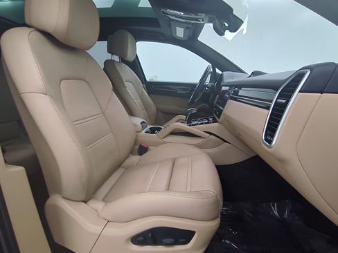 Certified 2023 Porsche Cayenne Platinum Edition image 25