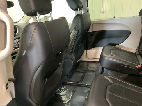 Used 2022 Chrysler Pacifica Touring-L FWD image 20