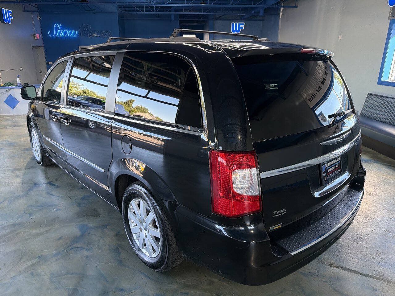 Used 2016 Chrysler Town & Country Touring FWD image 12