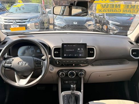 Used 2025 Hyundai Venue SEL FWD image 15