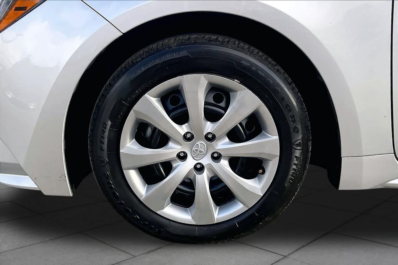Used 2025 Toyota Corolla LE FWD image 11