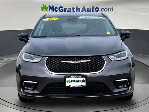 Used 2023 Chrysler Pacifica Touring-L FWD image 2