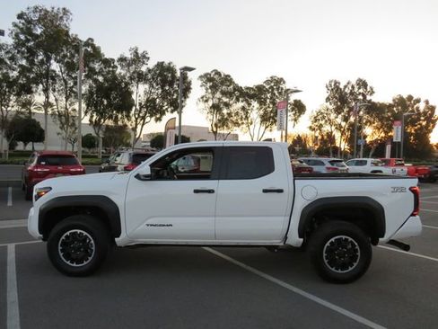 Certified 2025 Toyota Tacoma TRD Off-Road image 8