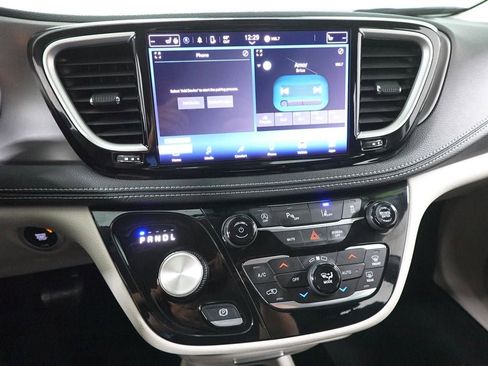 Used 2023 Chrysler Pacifica Touring-L image 17