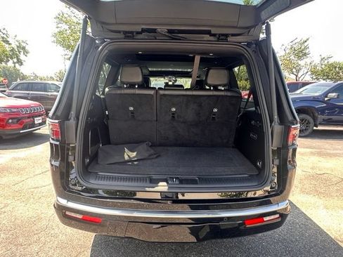 Used 2025 Jeep Wagoneer Series III w/ Premium Group I AWD/4WD image 13