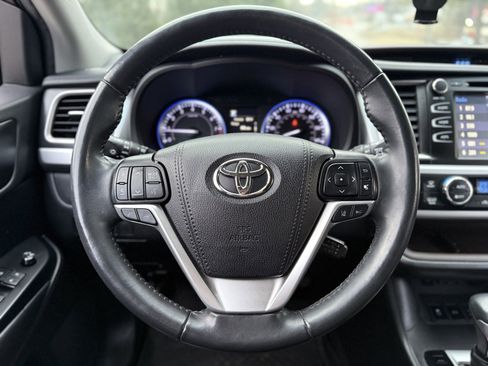 Used 2019 Toyota Highlander XLE image 24