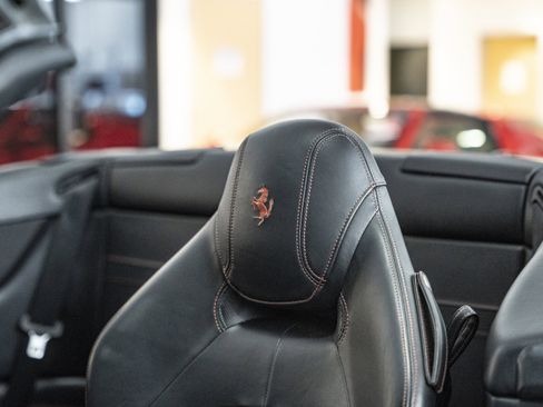 Used 2015 Ferrari California T image 27