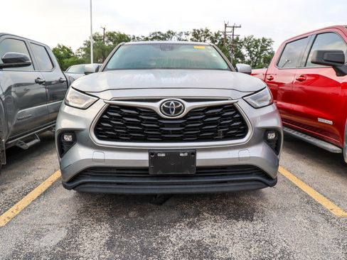 Used 2023 Toyota Highlander LE FWD image 4