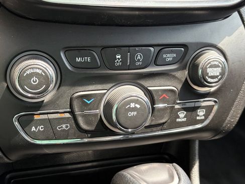 Used 2021 Jeep Cherokee Latitude w/ Mopar Interior Package AWD/4WD image 18