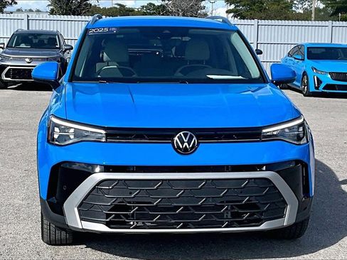 Certified 2025 Volkswagen Taos SE image 10