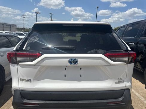 Used 2021 Toyota RAV4 LE AWD/4WD image 5
