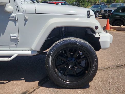 Used 2015 Jeep Wrangler Unlimited Rubicon w/ Connectivity Group AWD/4WD image 29