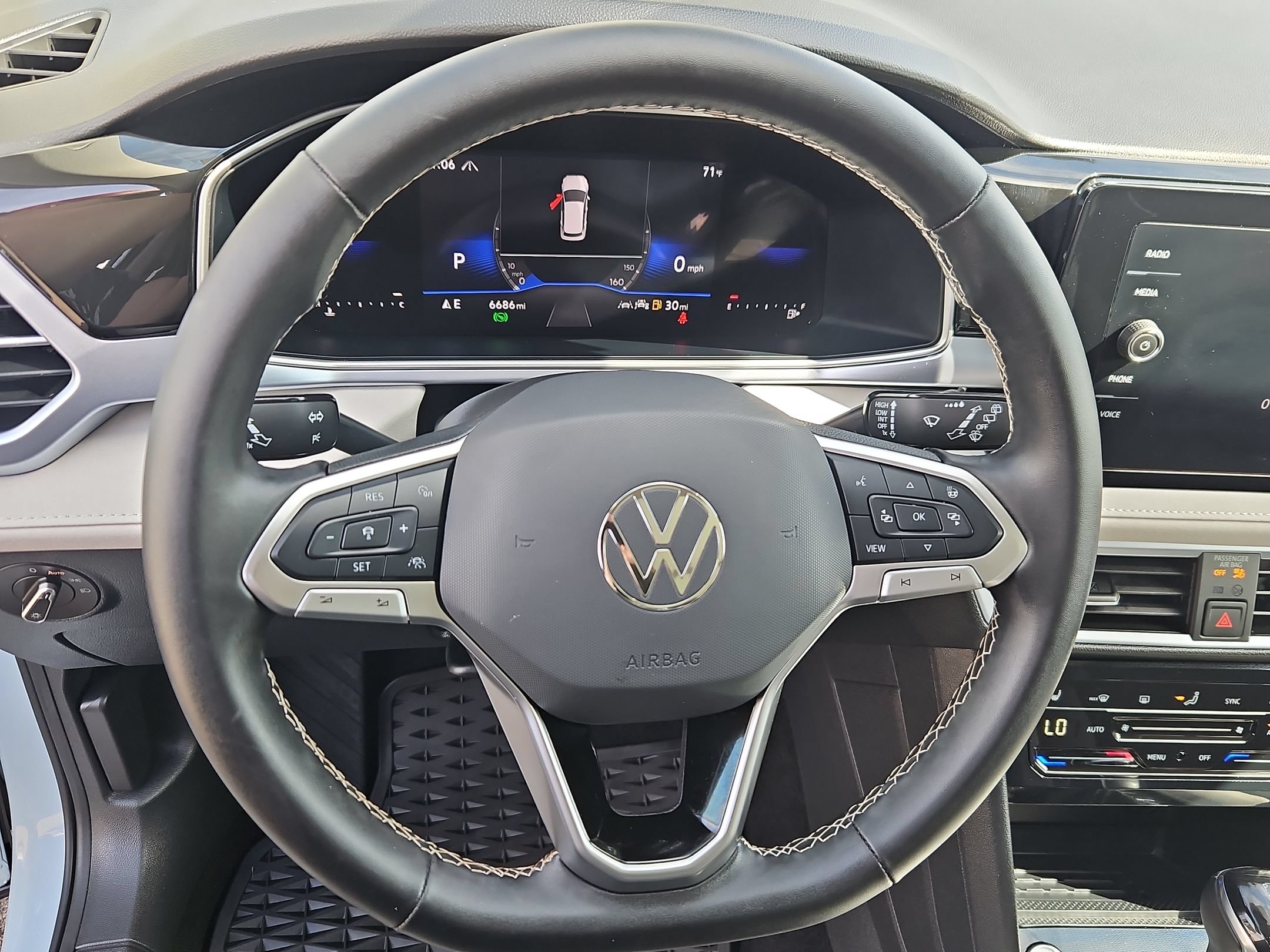 Used 2025 Volkswagen Taos SE w/ Panoramic Sunroof Package AWD/4WD image 14